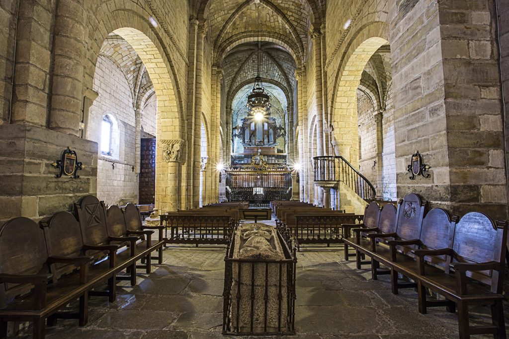 Interior De La Colegiata De Santillana Del Mar Santillana Del Mar Turismo