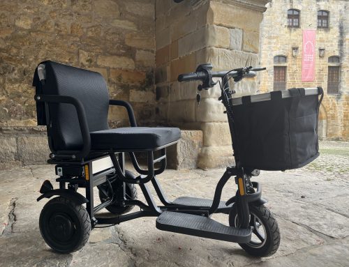 Santillana del Mar estrena sillas eléctricas para hacer más accesible la visita al casco histórico